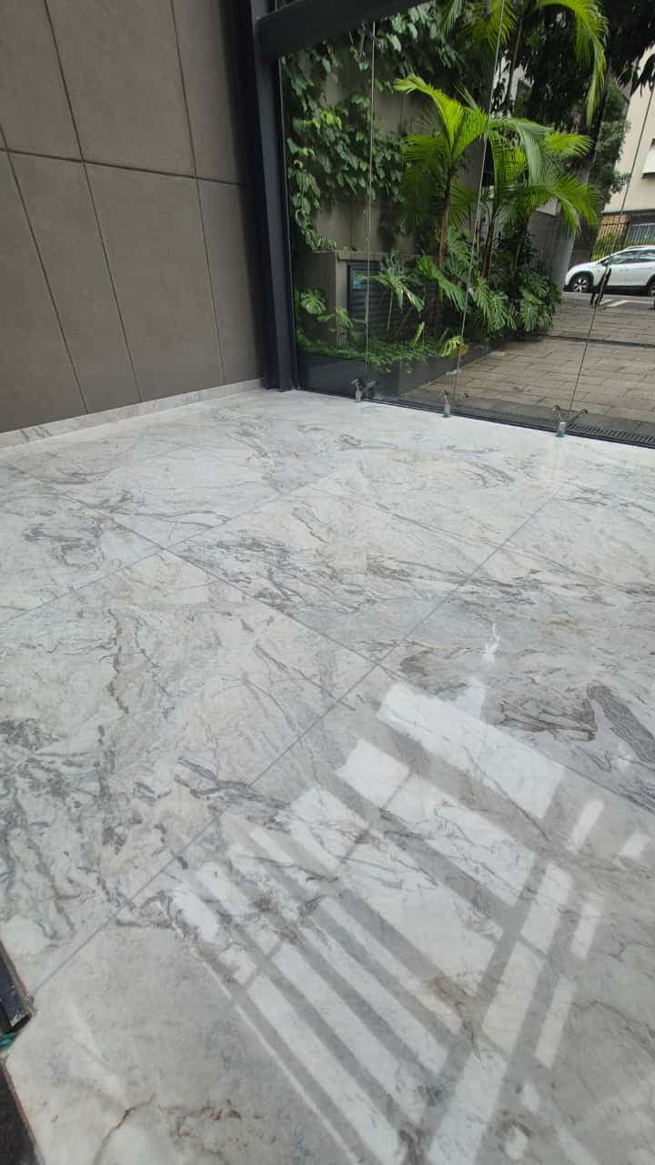 Piso de mármore da entrada corporativa espelhado depois do polimento