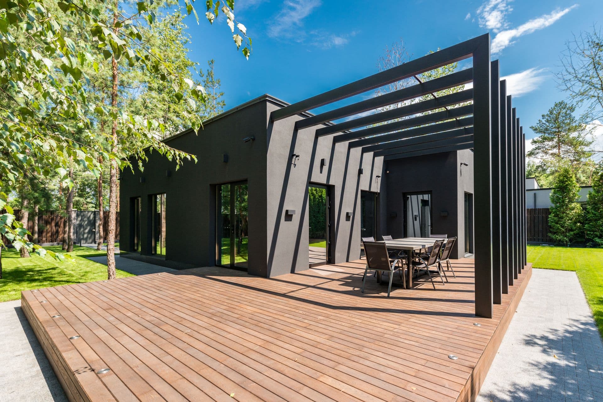 Deck de madeira com pérgola e jardim, limpo após o tratamento