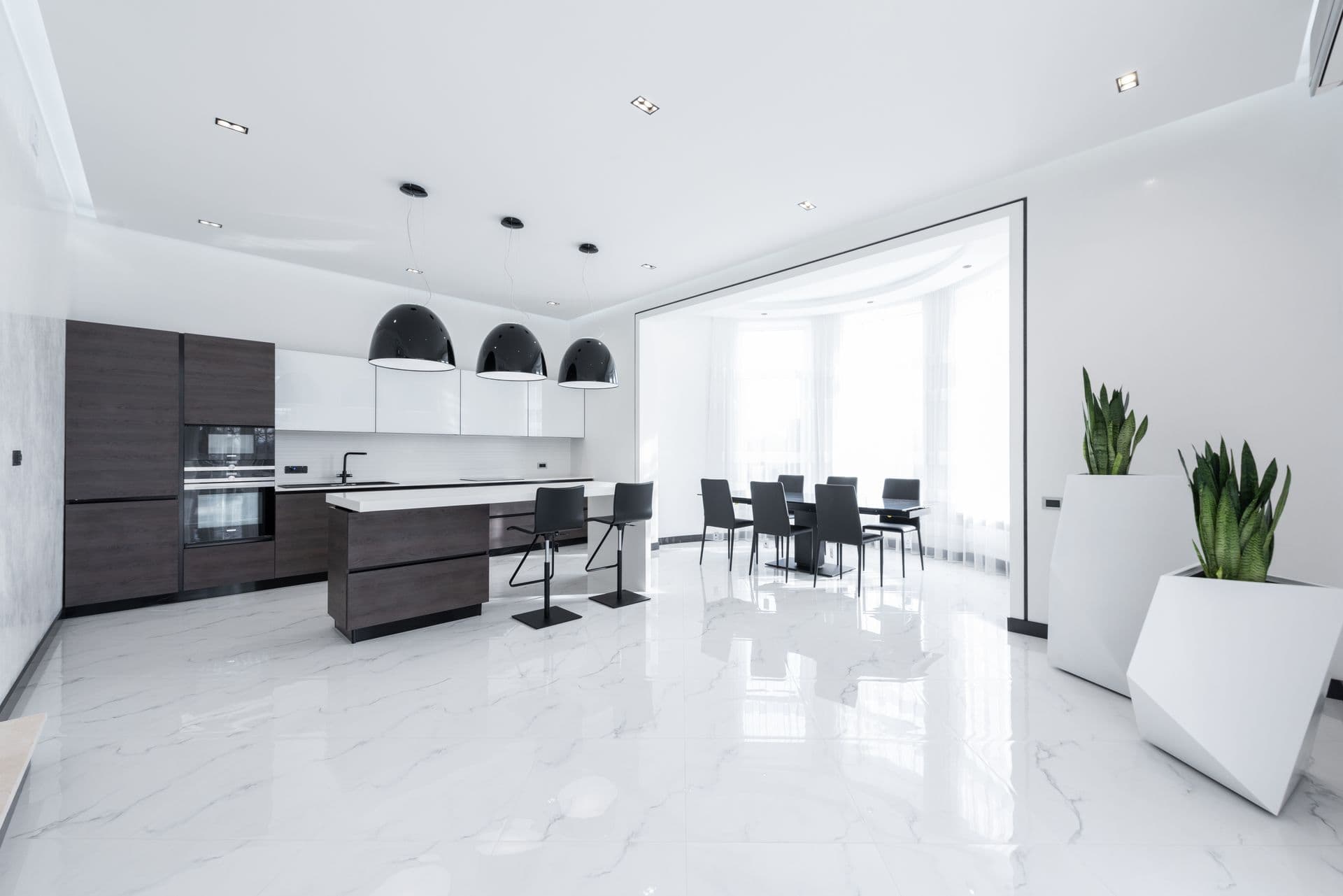 Cozinha com porcelanato branco polido e uniforme
