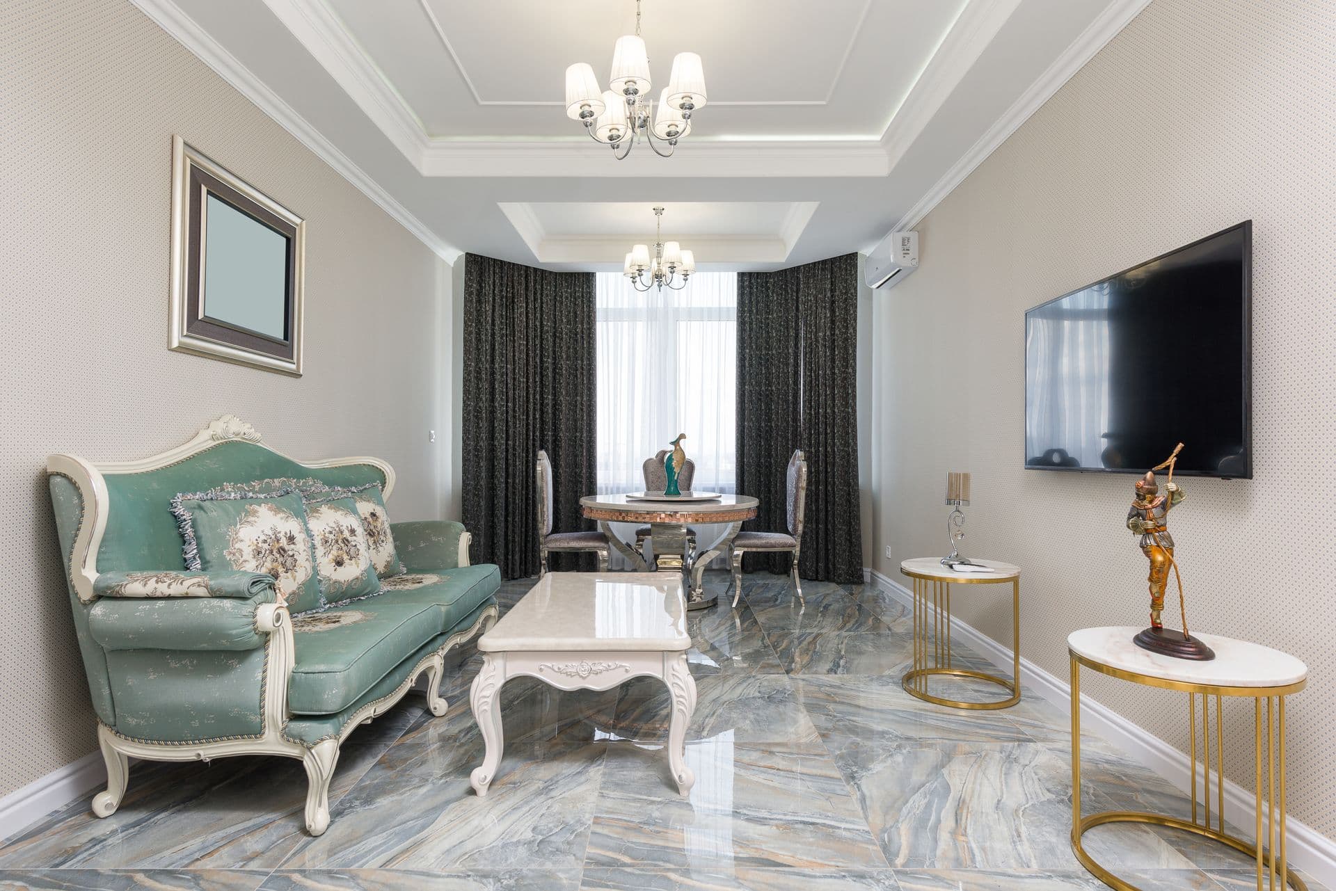Sala de estar com piso de mármore espelhado após a recuperação
