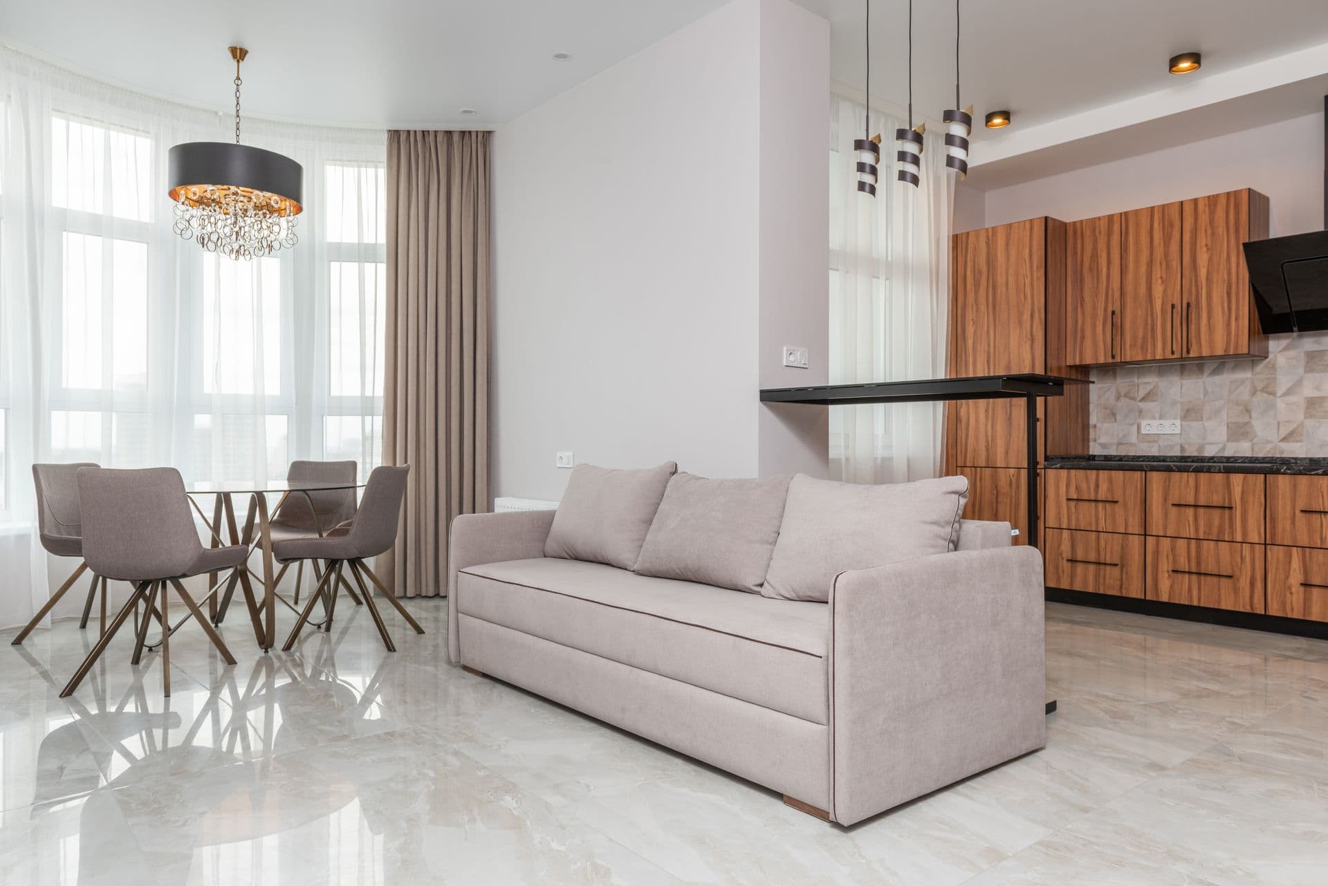 Sala moderna com piso claro recuperado e espelhado